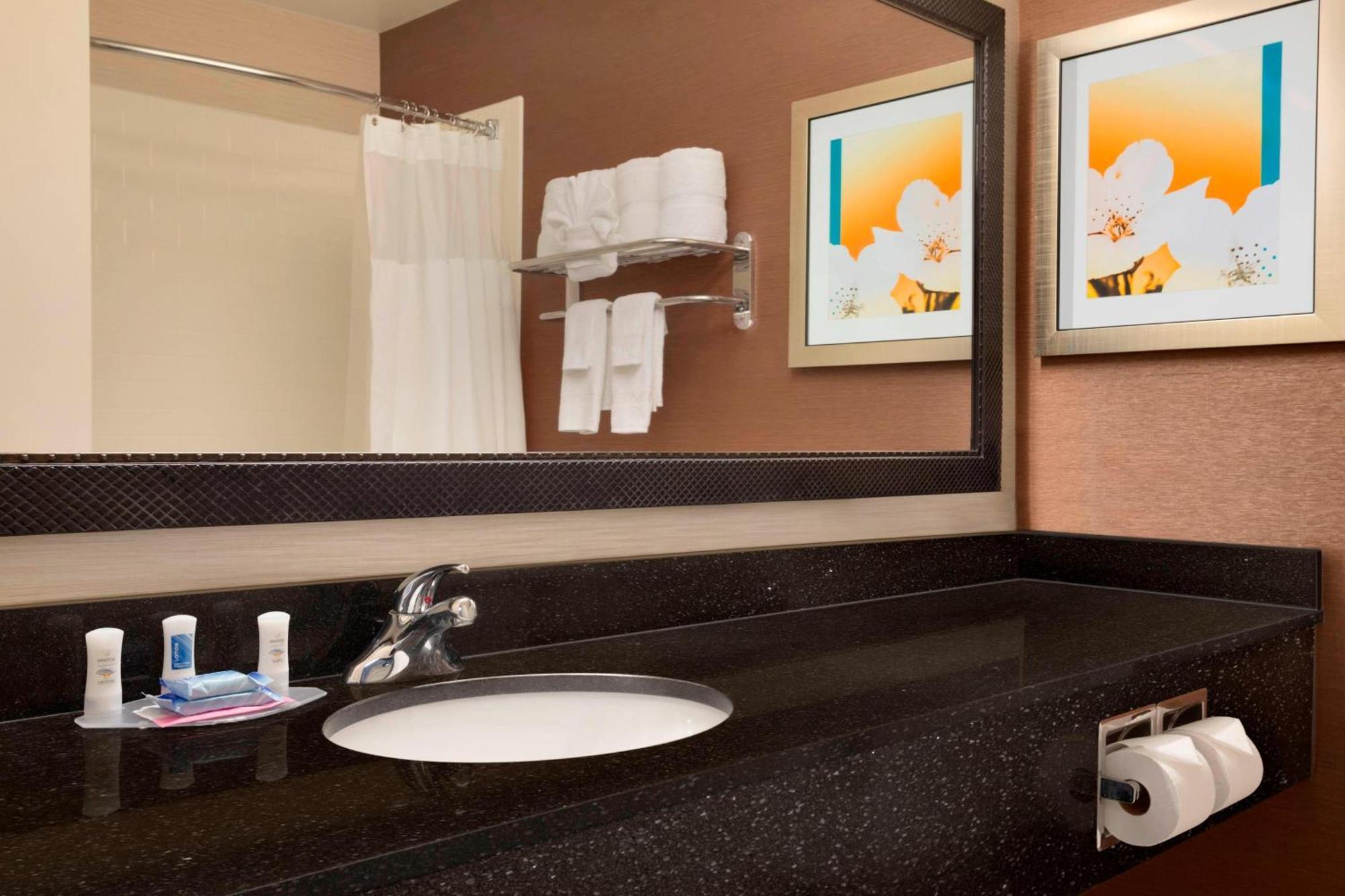 Fairfield Inn & Suites Fort Worth University Drive Bagian luar foto