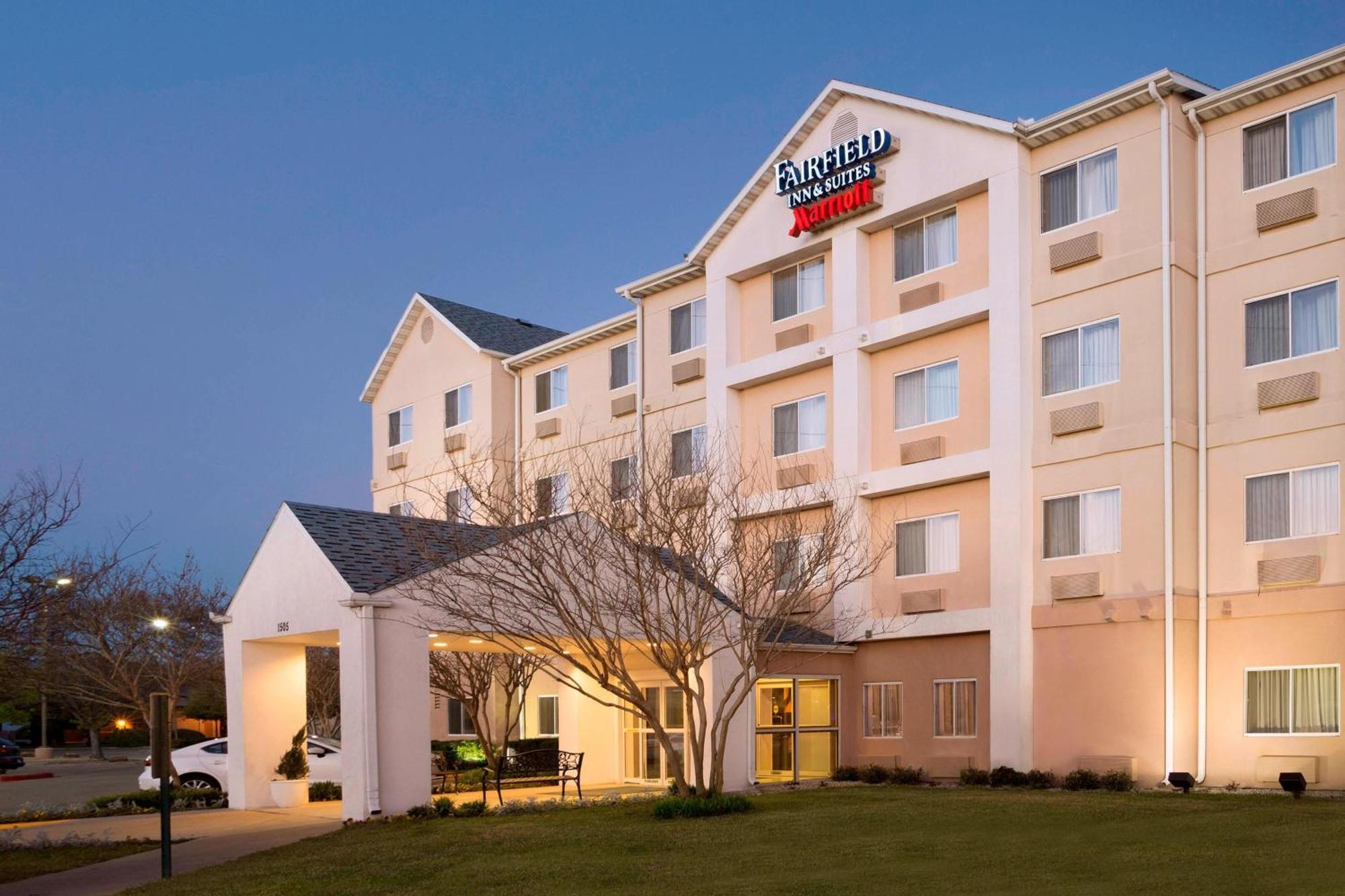 Fairfield Inn & Suites Fort Worth University Drive Bagian luar foto